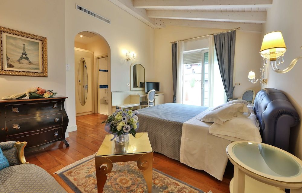 Junior Suite, Multiple Beds, Jetted Tub, Sea View