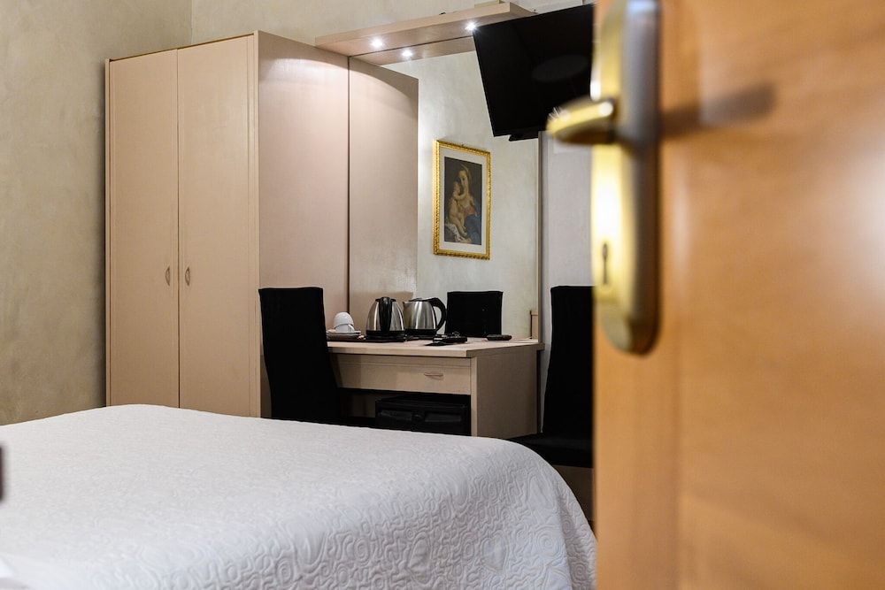 Hotel Julia Standard Double or Twin Room 12