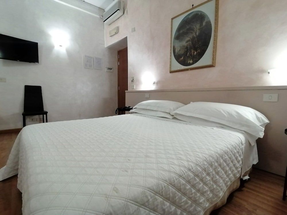 Hotel Julia Standard Double or Twin Room 7