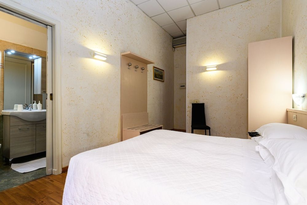 Hotel Julia Standard Double or Twin Room 33