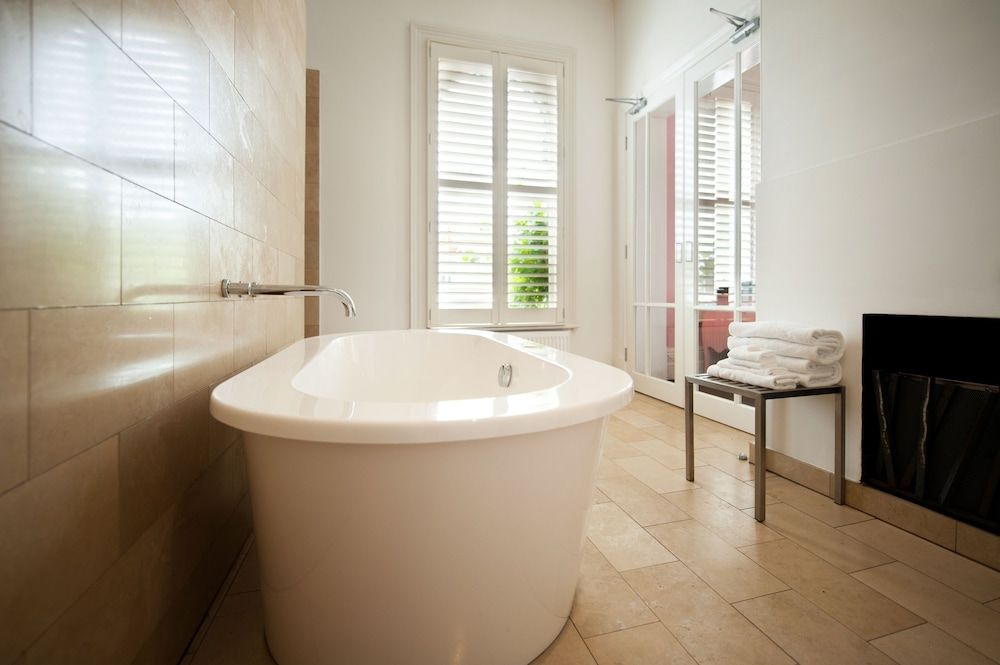 Deep Soaking Bathtub