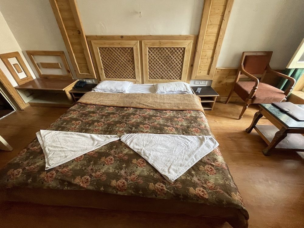 Hotel Sadaf Deluxe Room  40
