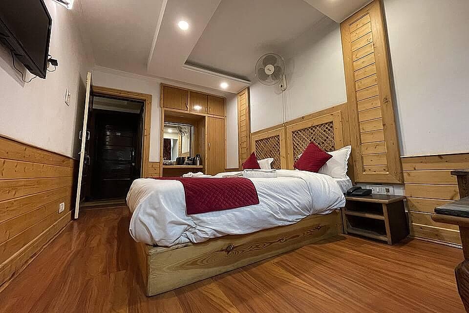 Hotel Sadaf Deluxe Room  26
