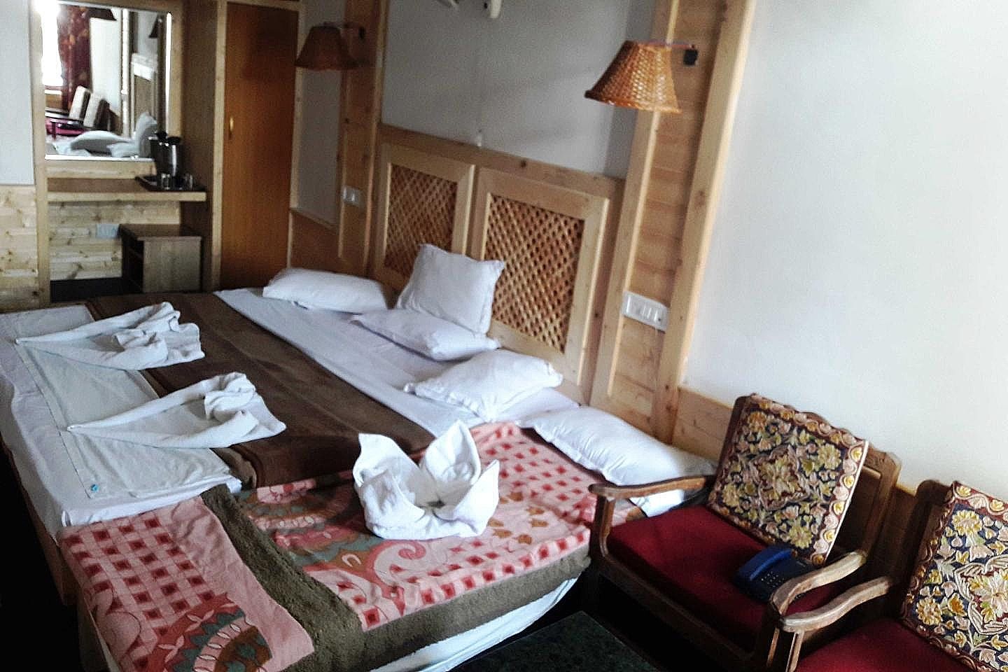 Hotel Sadaf Deluxe Room  2