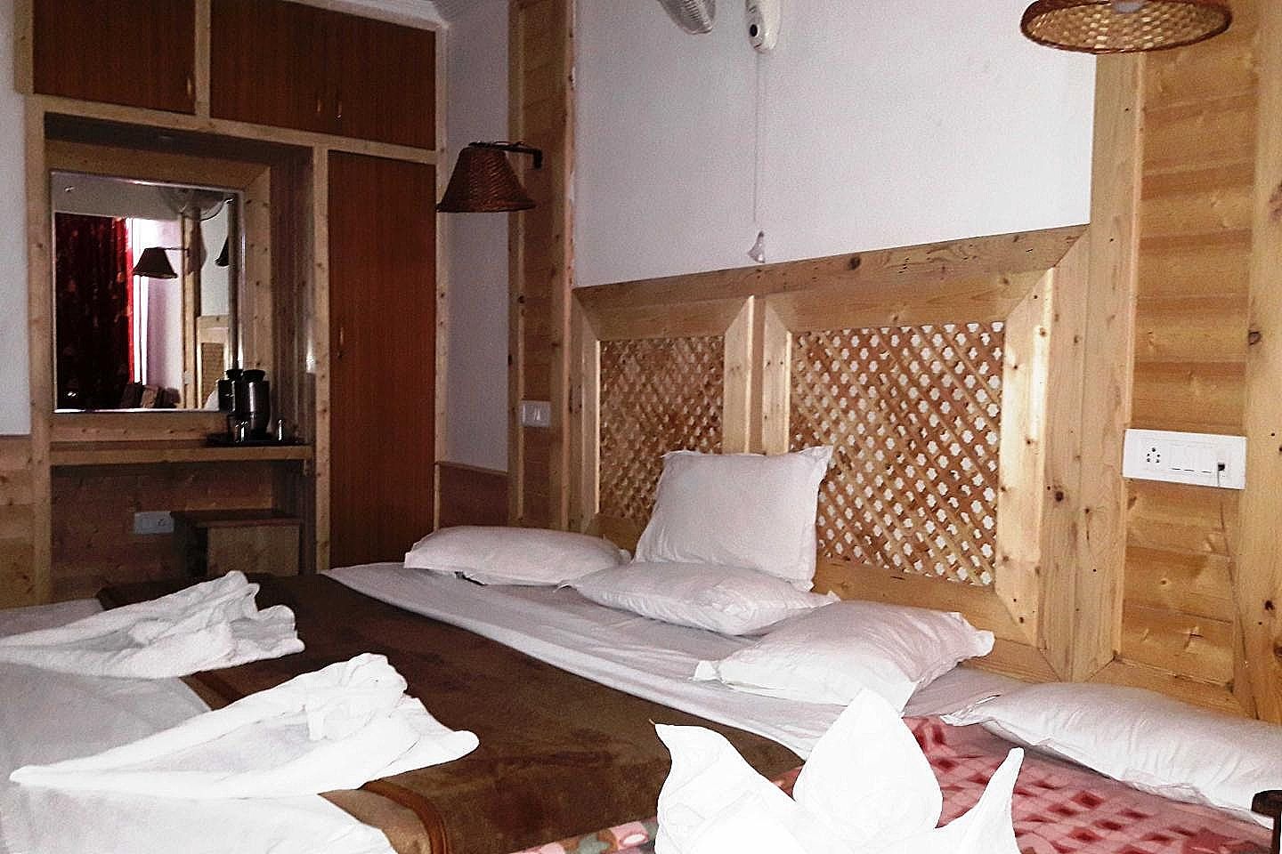 Hotel Sadaf Deluxe Room  16