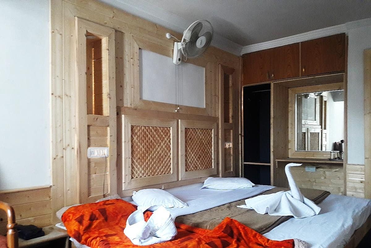 Hotel Sadaf Deluxe Room  12
