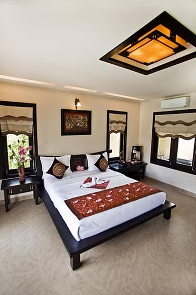Deluxe Room, Pool View (Hillside)