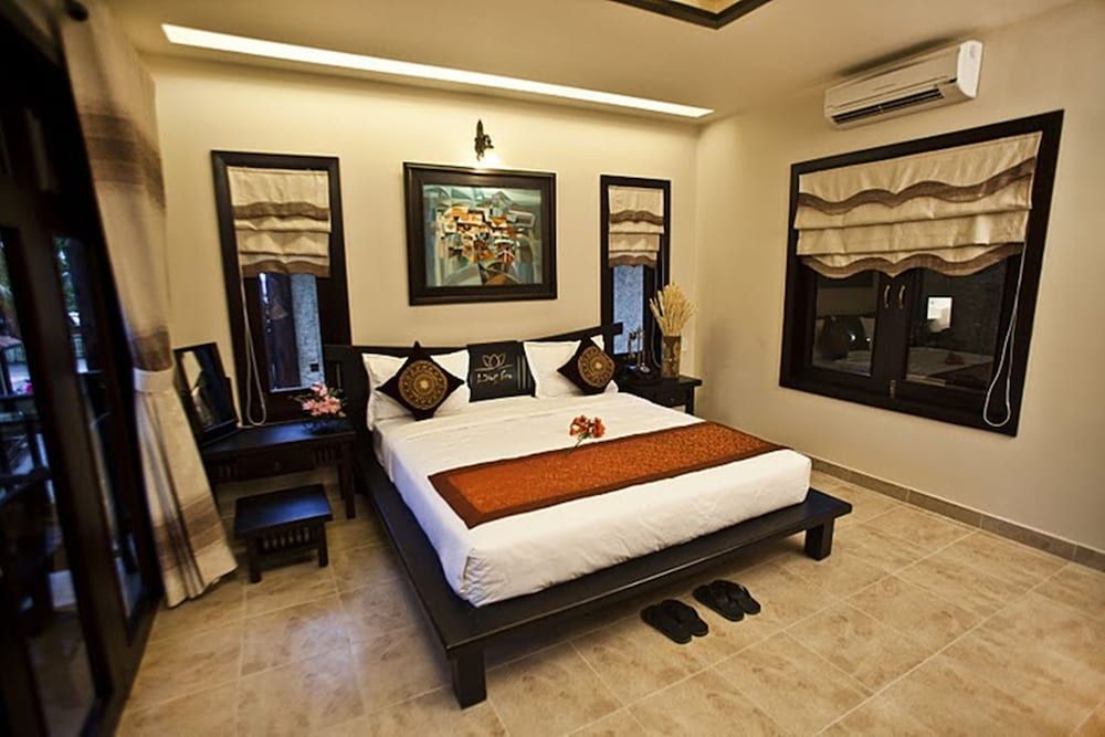 Deluxe Room, Pool View (Hillside)