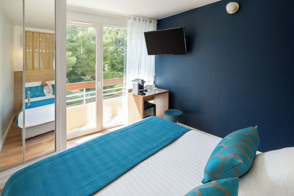 Best Western Plus La Rade Comfort Room, 1 Queen Bed, Non Smoking, Balcony 8