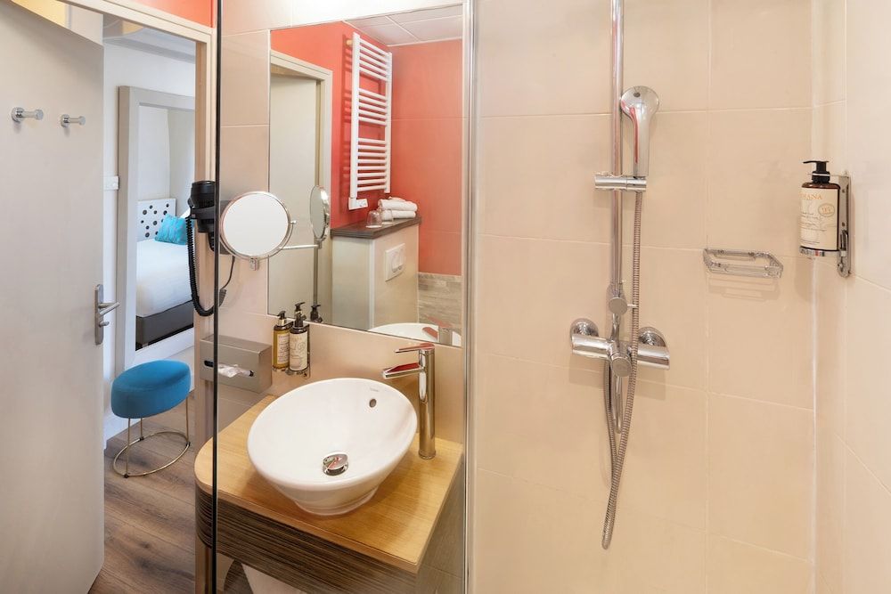 Best Western Plus La Rade Classic Room, 1 Queen Bed, Non Smoking 9