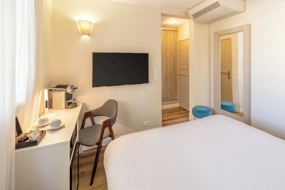 Best Western Plus La Rade Classic Room, 1 Queen Bed, Non Smoking 4