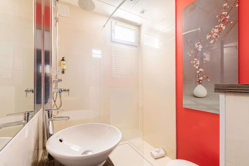 Best Western Plus La Rade Classic Room, 1 Queen Bed, Non Smoking 6