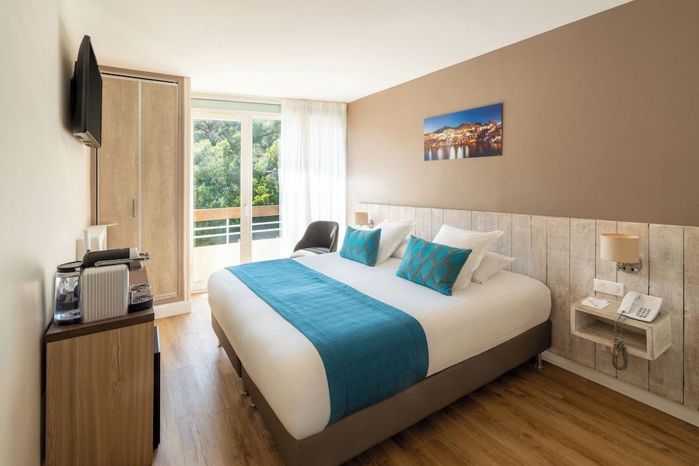 Best Western Plus La Rade Comfort Room, 1 Queen Bed, Non Smoking, Balcony 7