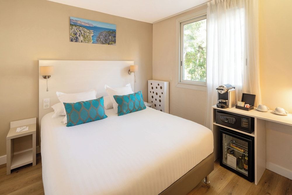 Best Western Plus La Rade Classic Room, 1 Queen Bed, Non Smoking 3