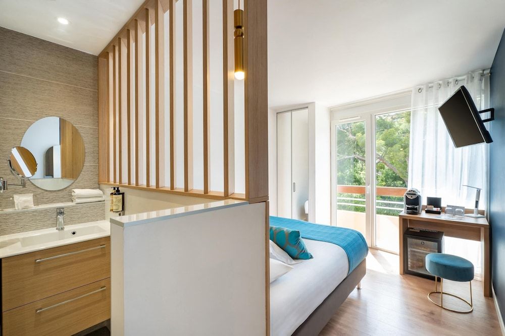 Best Western Plus La Rade Comfort Room, 1 Queen Bed, Non Smoking, Balcony 9