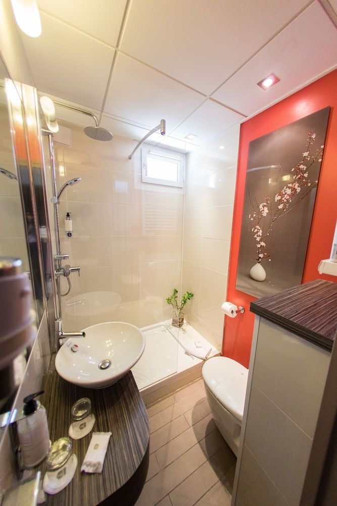 Best Western Plus La Rade Classic Room, 1 Queen Bed, Non Smoking 7