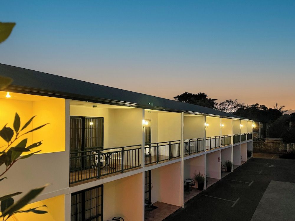 undefined Greenlane Manor Motel 8