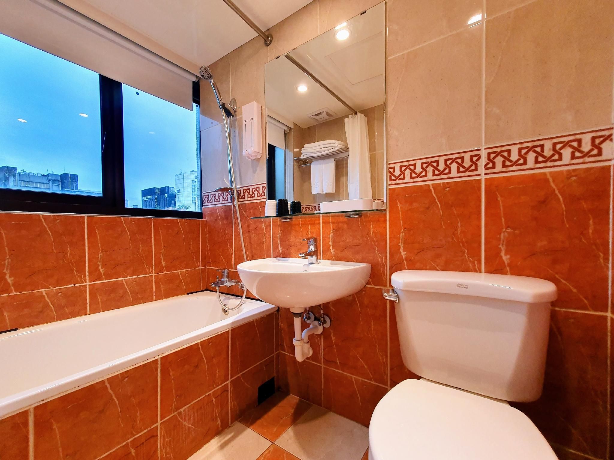 Rainbow Hotel Standard Queen Room - Non-Smoking 2