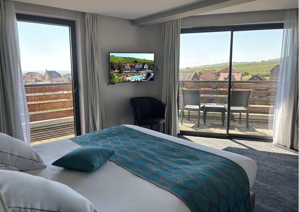 Deluxe Room, 1 King Bed, Non Smoking, Balcony (Spa access)
