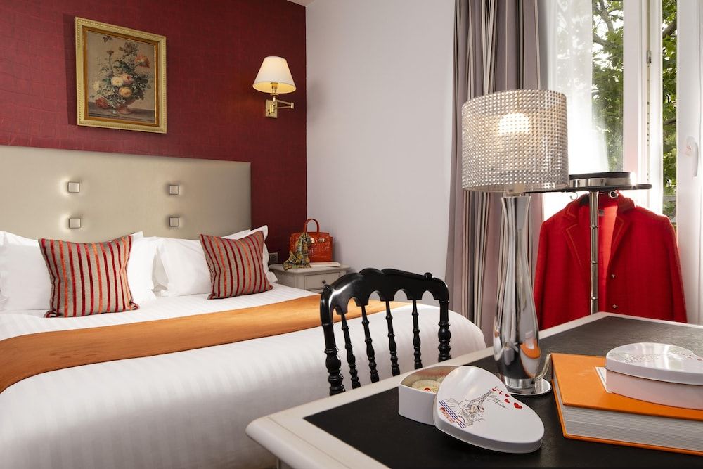 Hotel Plaza Elysées Superior Double Room 9