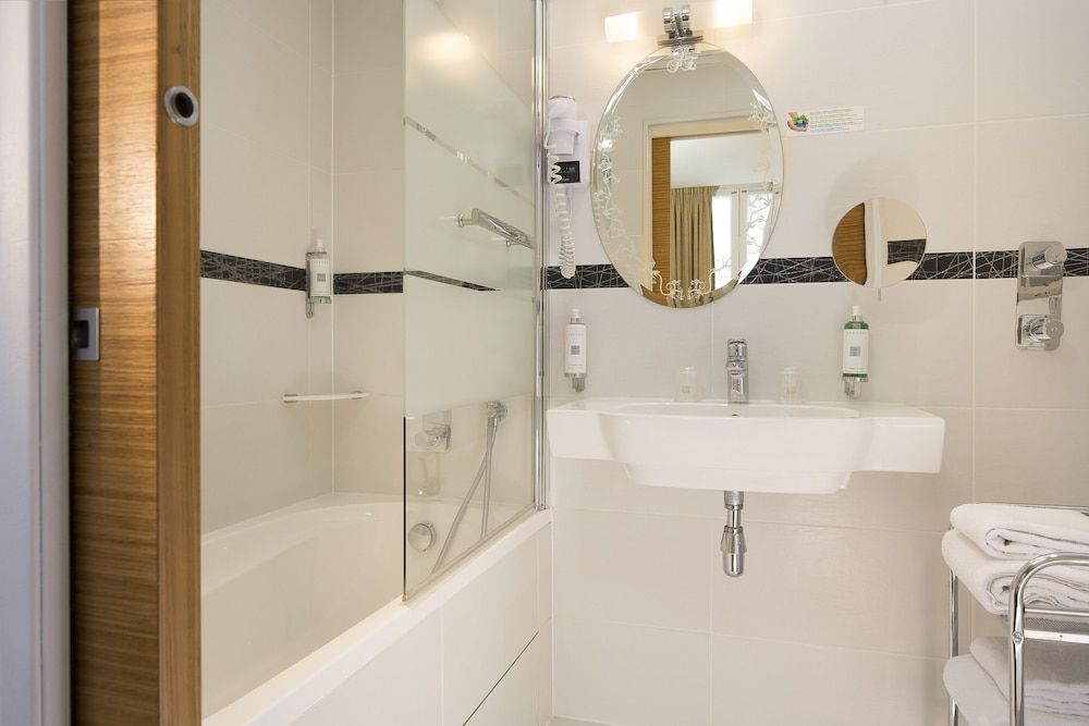 Hotel Plaza Elysées Superior Double Room 15