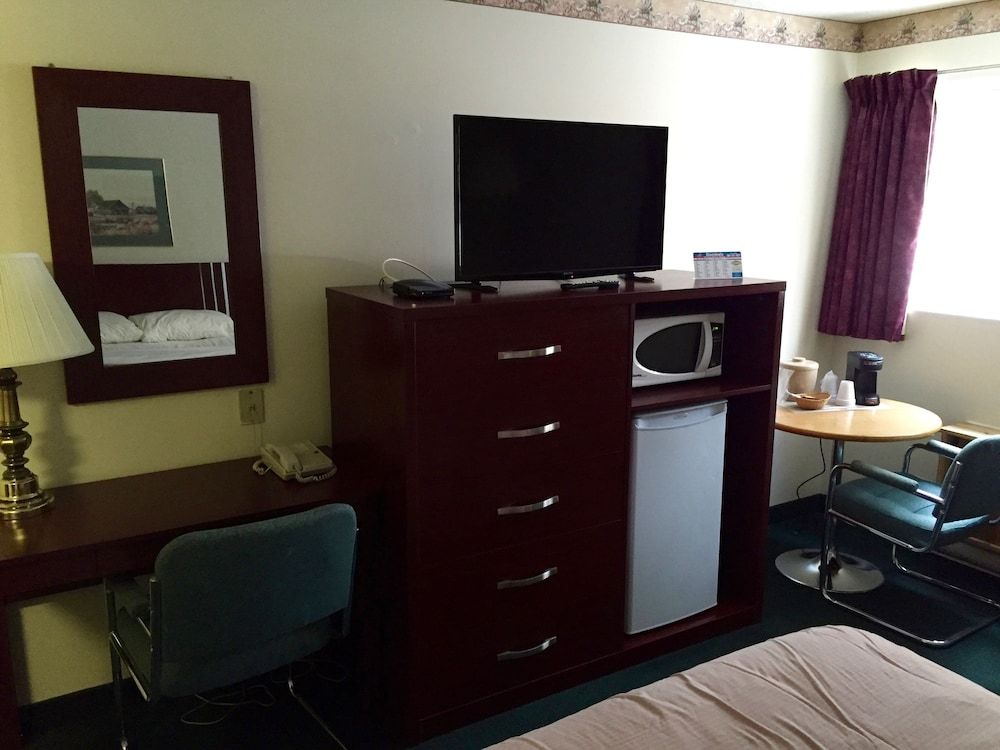 Colonial Inn Standard Room, 1 Queen Bed (Non-Smoking) 12