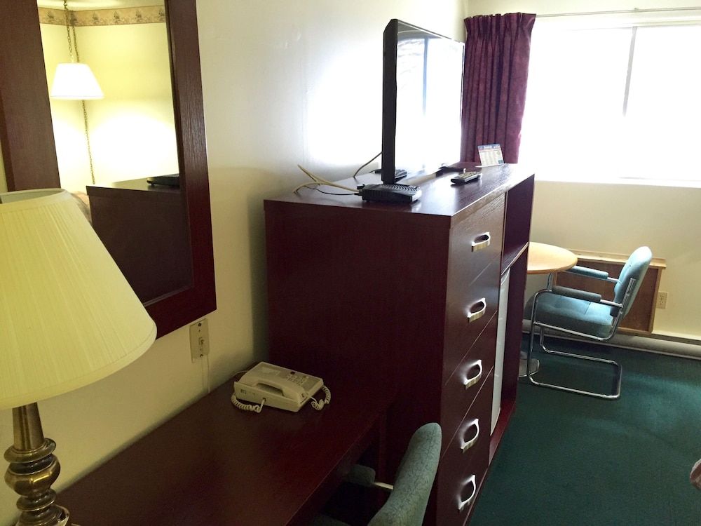 Colonial Inn Standard Room, 1 Queen Bed (Non-Smoking) 11