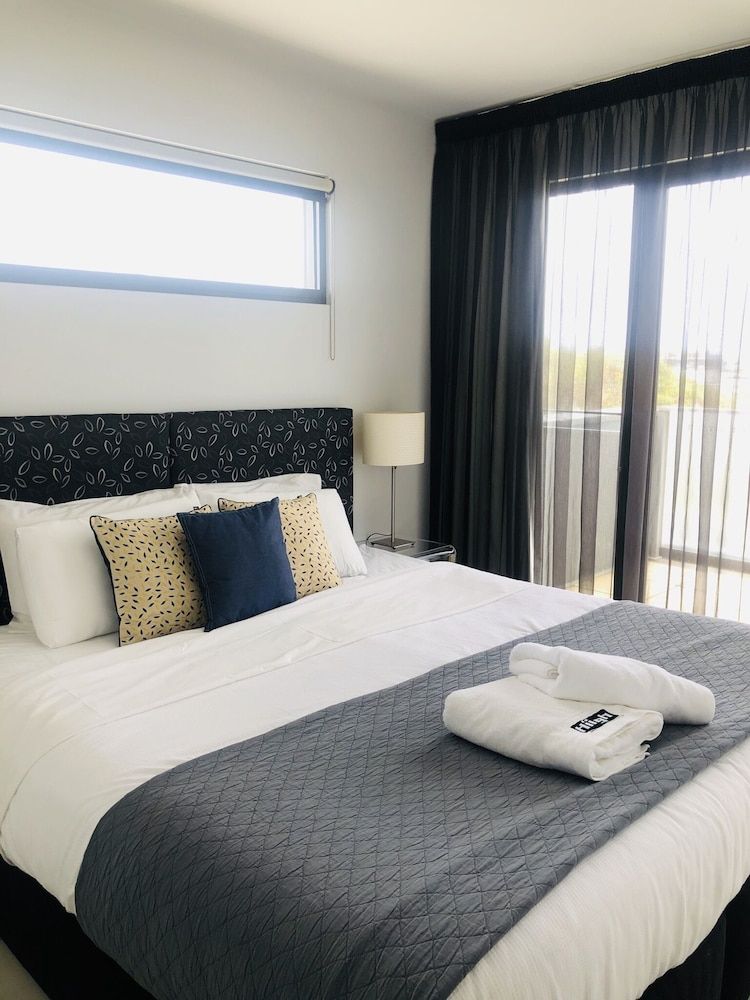 Business Studio, 1 Queen Bed, City View