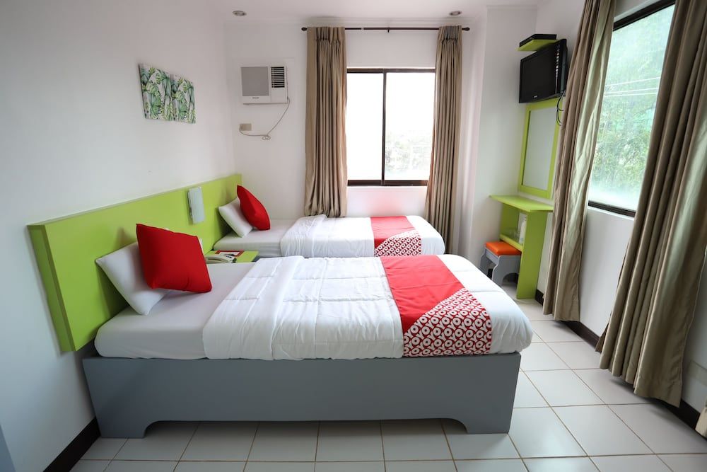 OYO 210 Apple Tree Suites Superior Twin Room 2