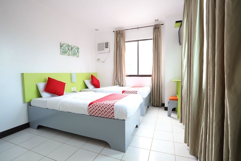 OYO 210 Apple Tree Suites Superior Twin Room 4