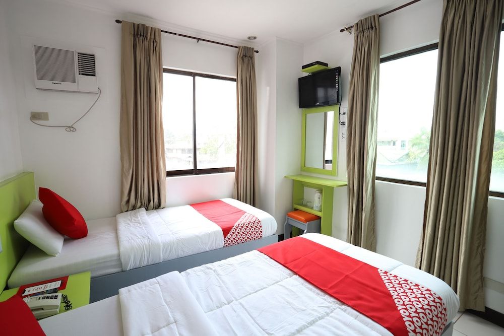 OYO 210 Apple Tree Suites Superior Twin Room 3
