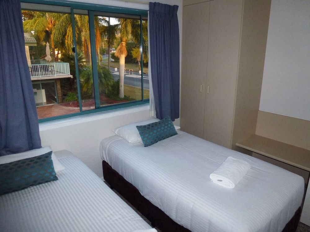 Townhouse Two Bedrooms - One Queen & Two Single Beds