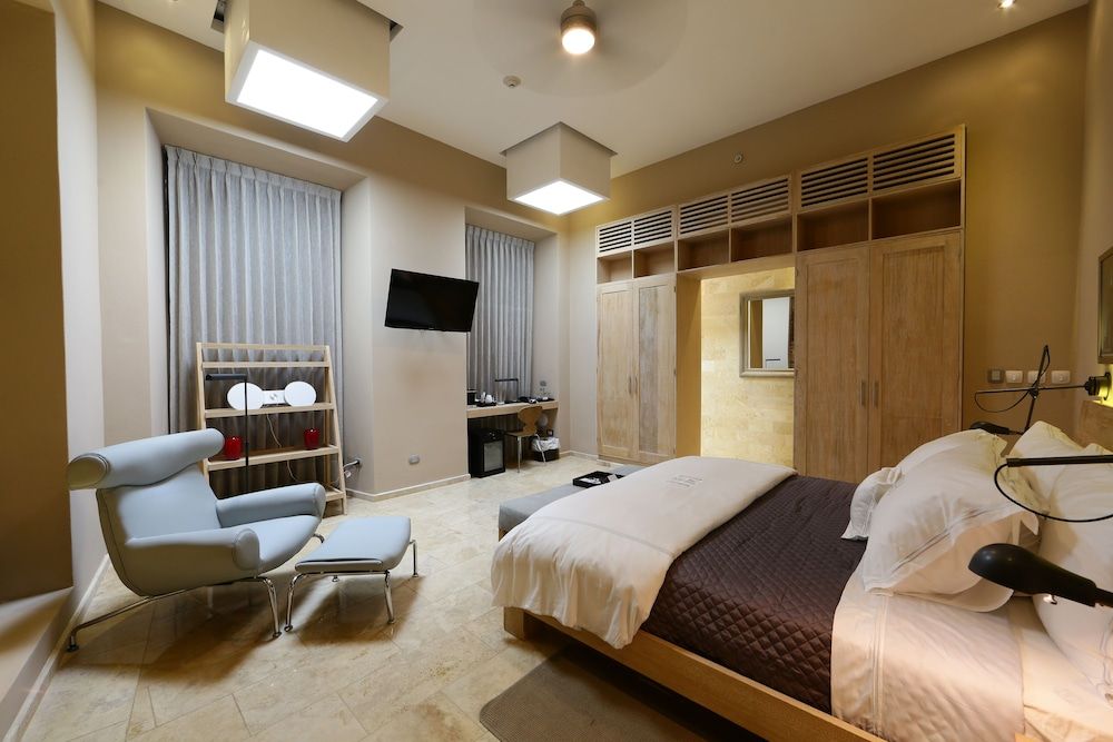 Suite, 1 King Bed (Heritage)