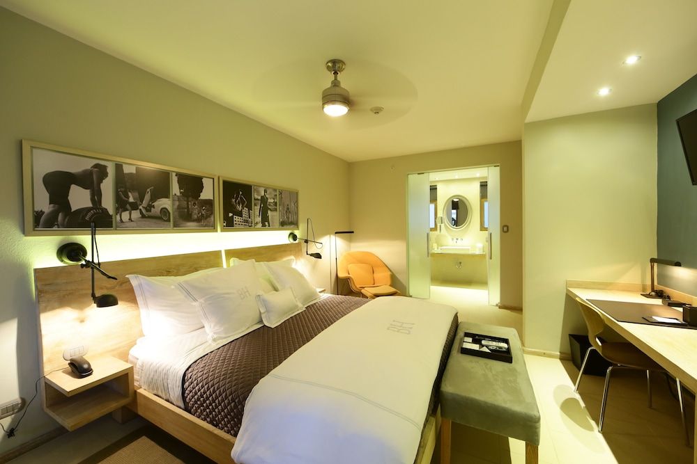 Suite, 1 King Bed (Garden Side)