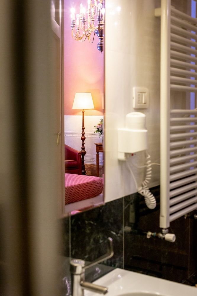 Hotel Bretagna Heritage – Alfieri Collezione Classic Double Room 3