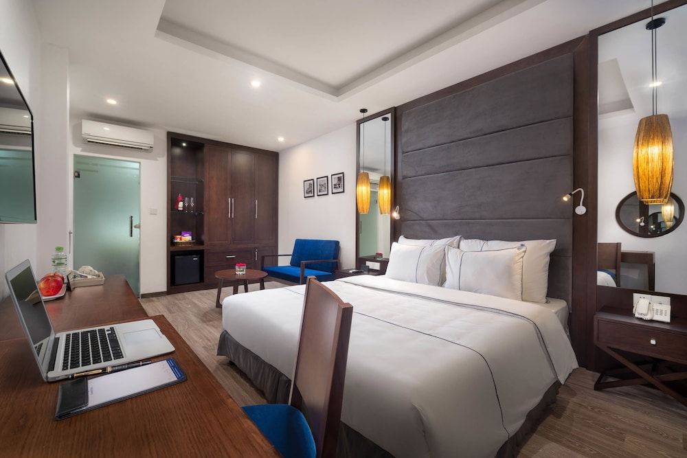 Junior Suite, 1 Queen Bed, Non Smoking, City View
