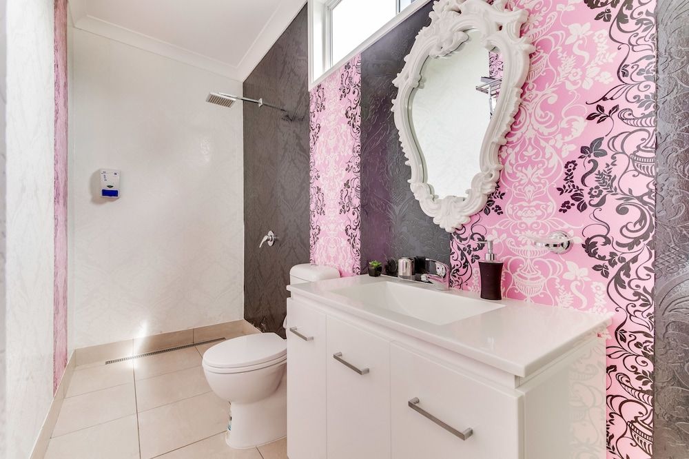 Coral Inn Boutique Motel Group or Family Room with Ensuite 5