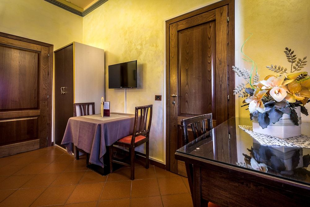 Tuscany Love Hotel delle Tele Triple Room 6