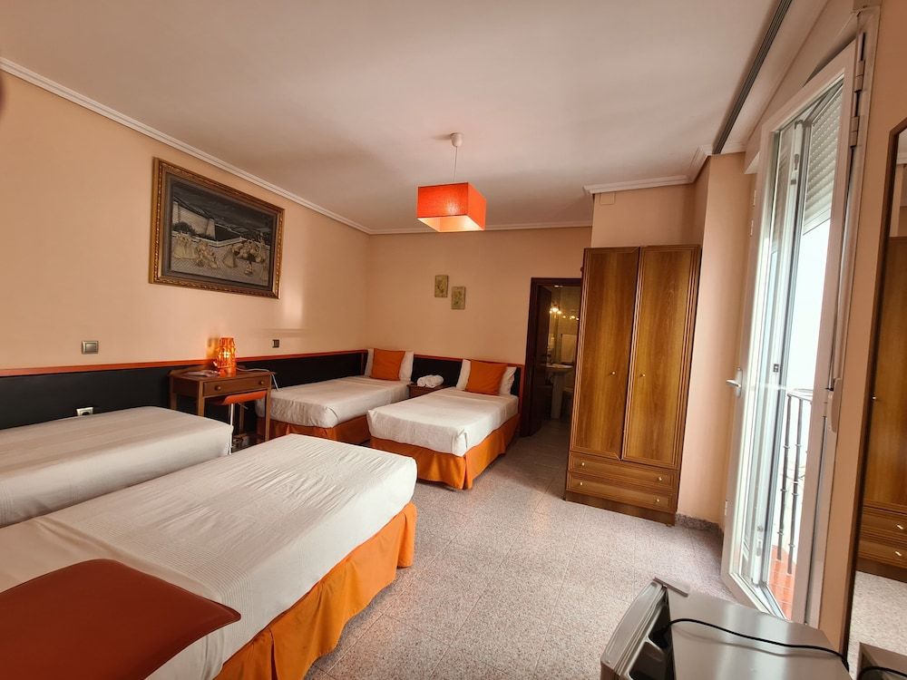 C. H. Chelo Family Room (4 people) 4