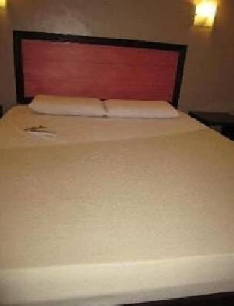 Toilena Room and Board Executive Room 3