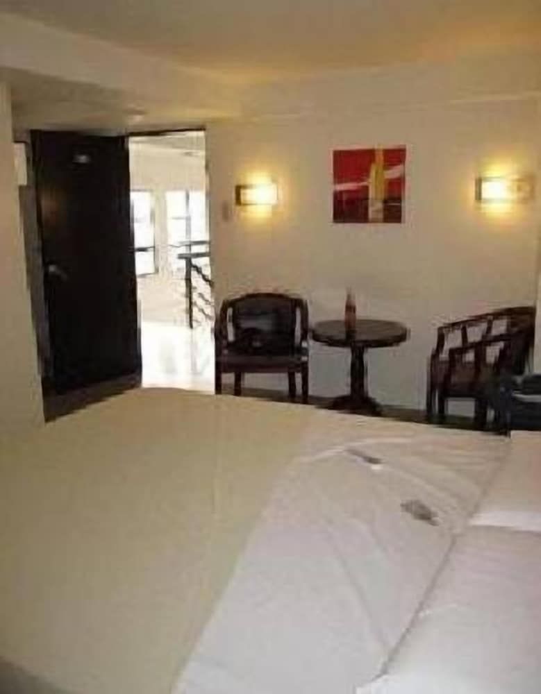 Toilena Room and Board Premier Room 2