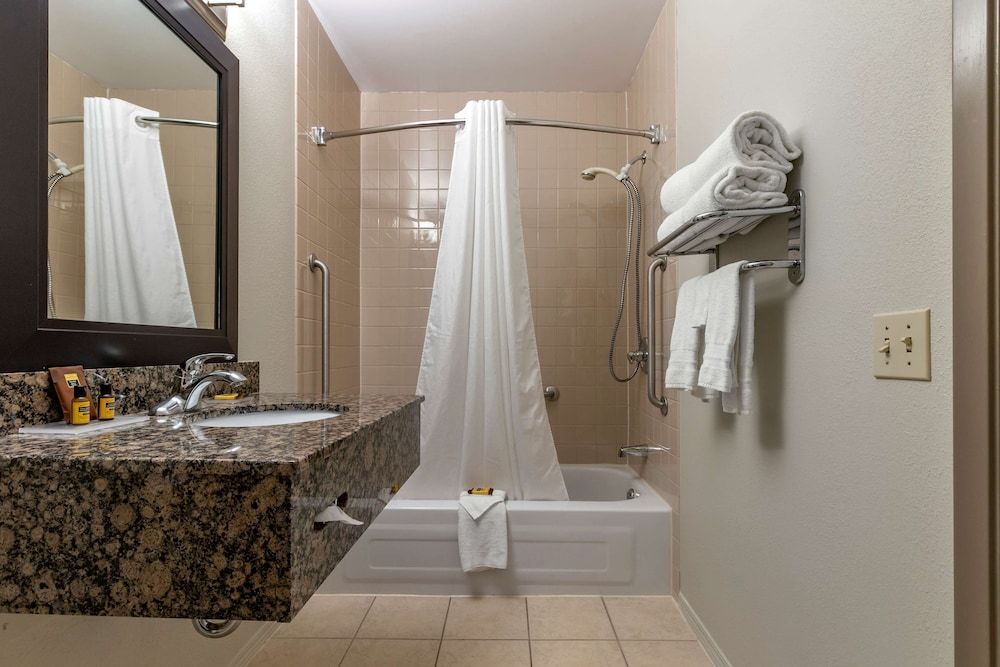 Best Western Plus Pembina Inn & Suites Standard Room, 1 Queen Bed, Accessible, Refrigerator 8