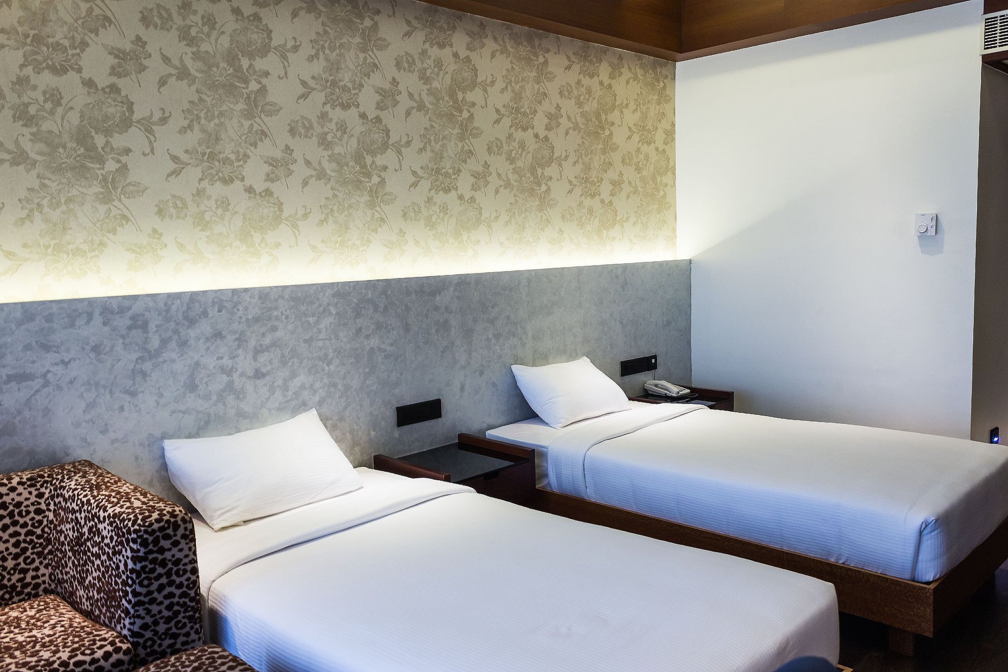 Diana Heights Luxury Hotel Deluxe Room 2