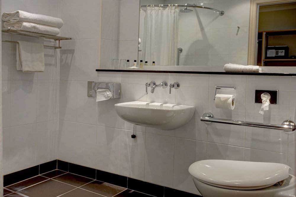 Best Western Plus Milford Hotel Comfort Room, 2 Twin Beds, Non Smoking (Twin) 9