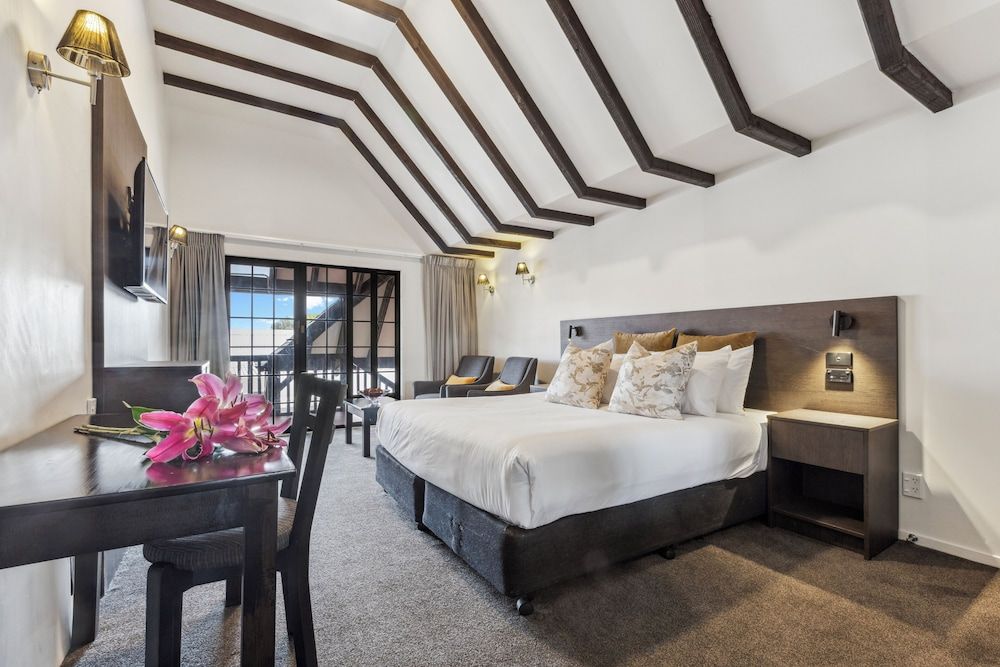 Knights Inn Executive Room 4