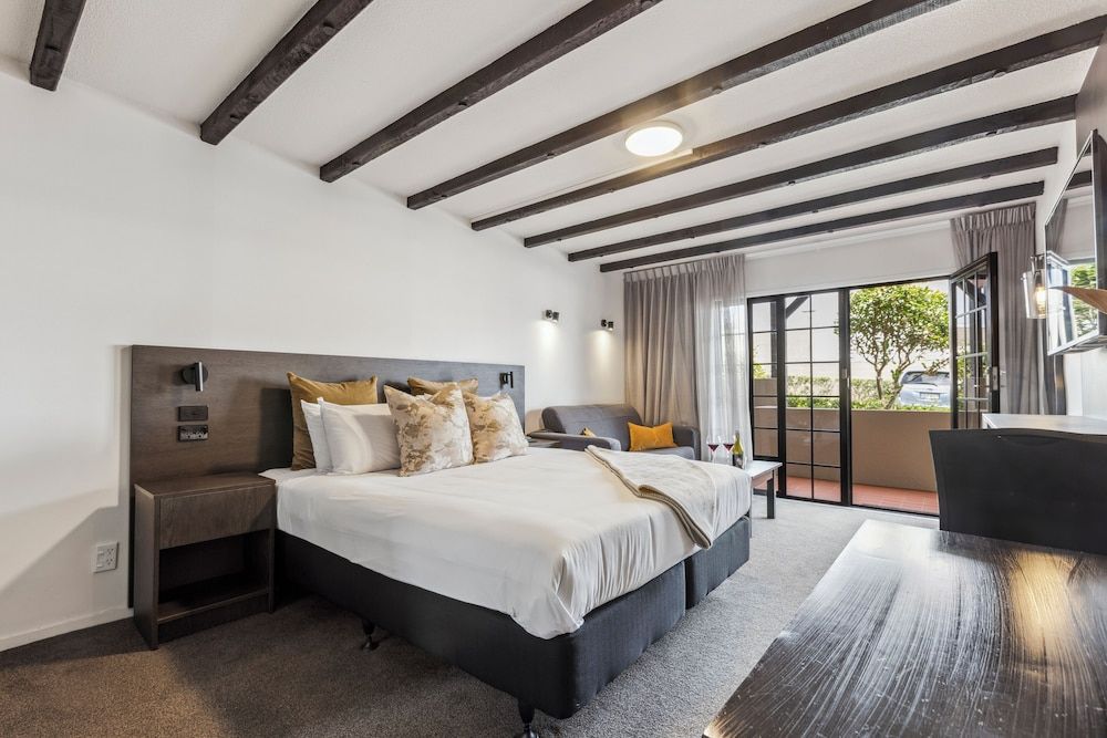 Knights Inn Executive Room 2