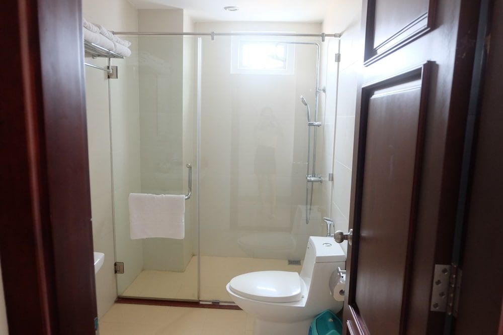 Hoang Sa Hotel Deluxe Room 8