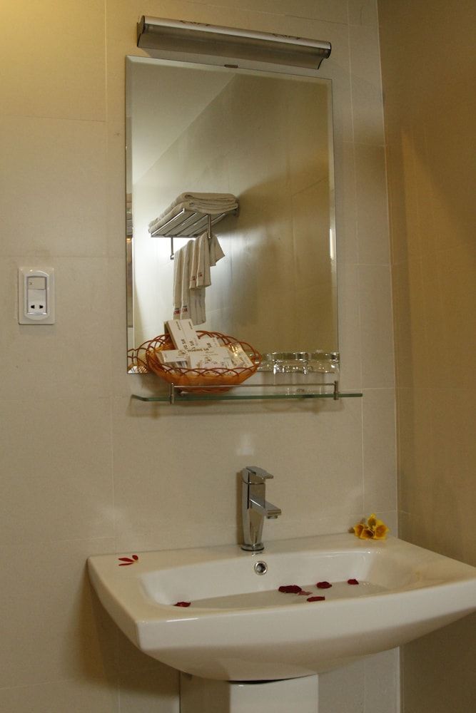 Hoang Sa Hotel Deluxe Room 7