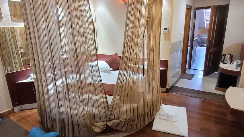 Landmark Shimla - With Elevator Access To Mall Road Honeymoon Deluxe (Jacuzzi On Chargeable Basis) 8