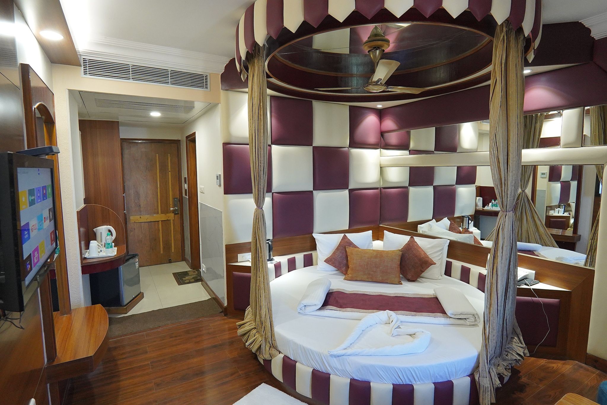 Landmark Shimla - With Elevator Access To Mall Road Honeymoon Deluxe (Jacuzzi On Chargeable Basis) 3